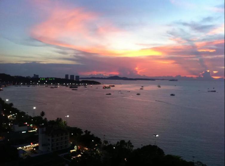 Great Location With Infinity Pool - Central Pattaya Apartment Luaran gambar
